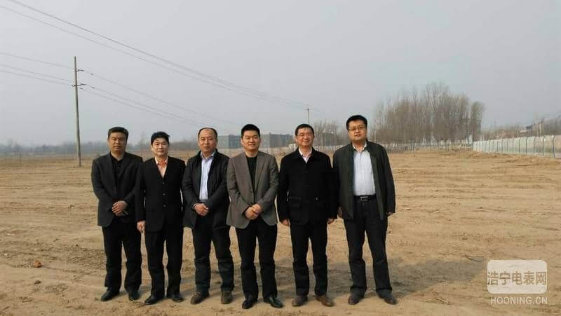 陸總裁一行與冠縣當地領導合影