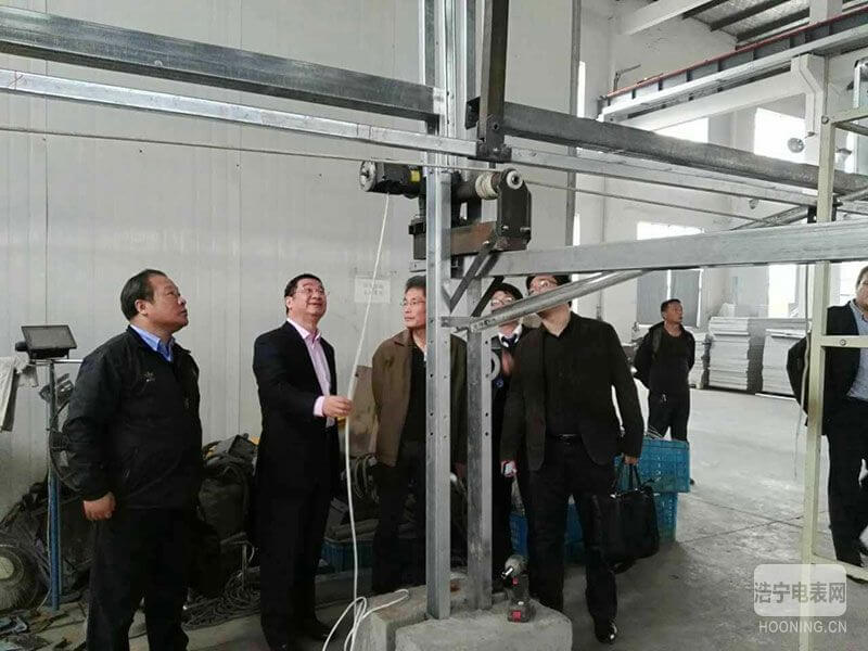 陸總裁在廠房內親手操作同景專利產品